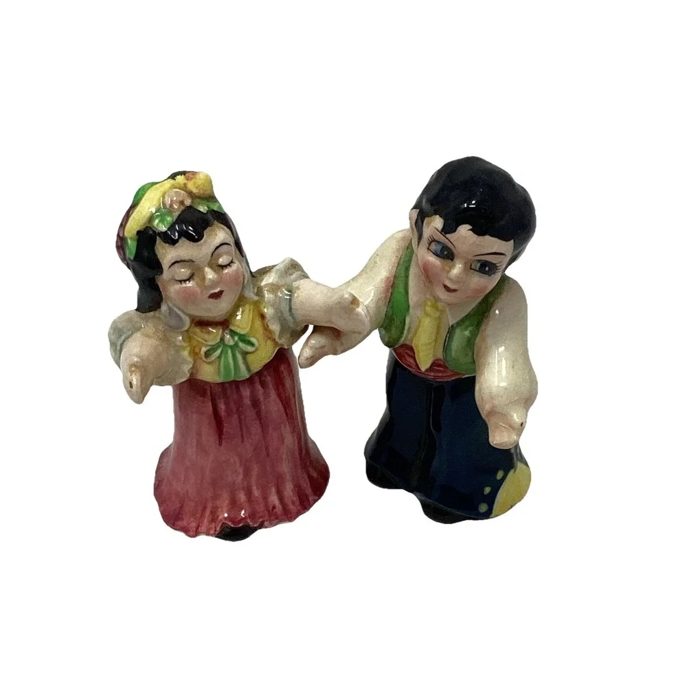 Vtg Japan Porcelain Spanish Kissing Couple Salt & Pepper Shaker Set Kitchy